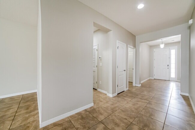 Foto del edificio - 402 Blakely Ct