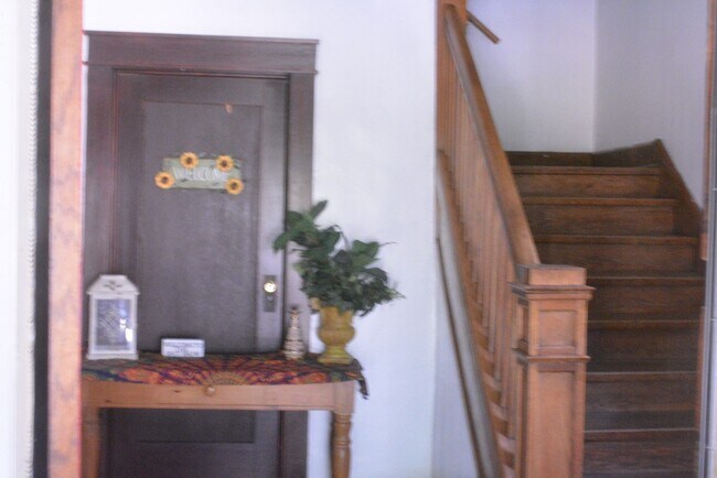 Building Photo - 5 bedroom, 2 bath Home: Available July 2026!