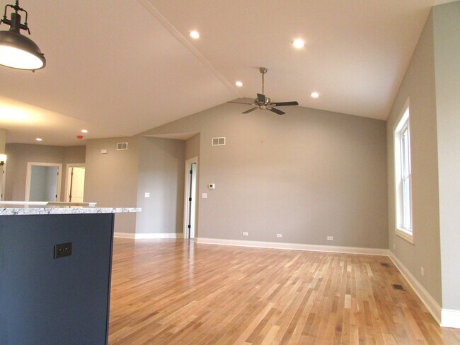 Building Photo - 985 Meadow Ln
