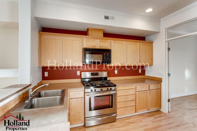 Foto del edificio - Bright & Charming 3-Story Townhome | 2 Bed and Prime Location! *** Special $150 credit on your fi...