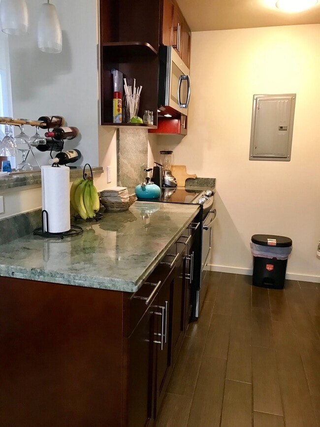 Building Photo - Beautiful & Convenient 2/2/2 Unit