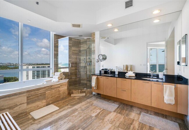 Foto del edificio - 15811 Collins Ave