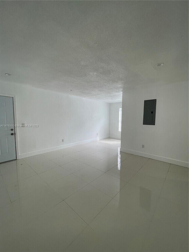 Foto del edificio - 552 NE 61st St