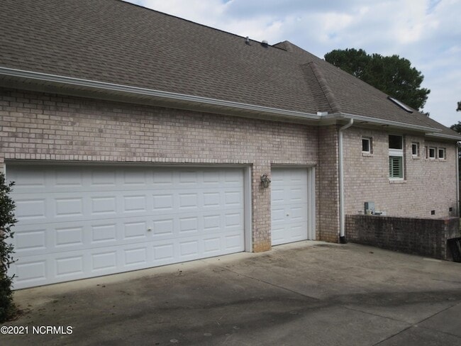 Foto del edificio - 8 Country Club Blvd