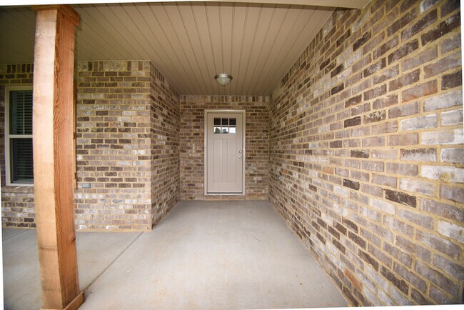 Building Photo - Brick 3 Bedroom Home in Moundville!