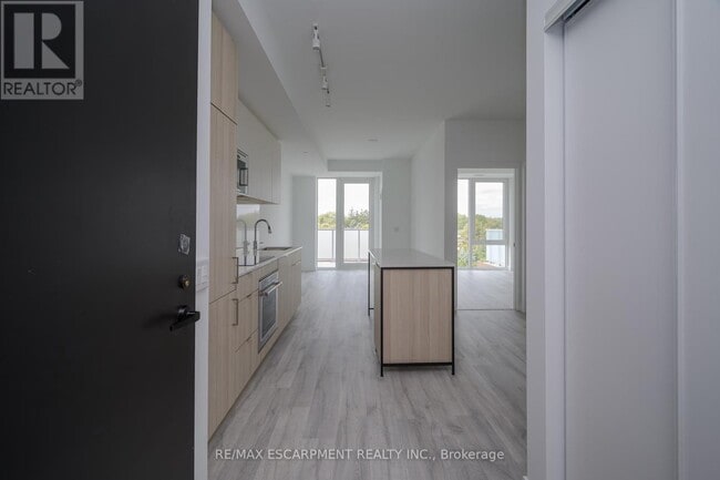 Building Photo - 215-215 Lakeshore Rd W
