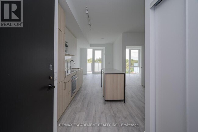 Photo du bâtiment - 215-215 Lakeshore Rd W