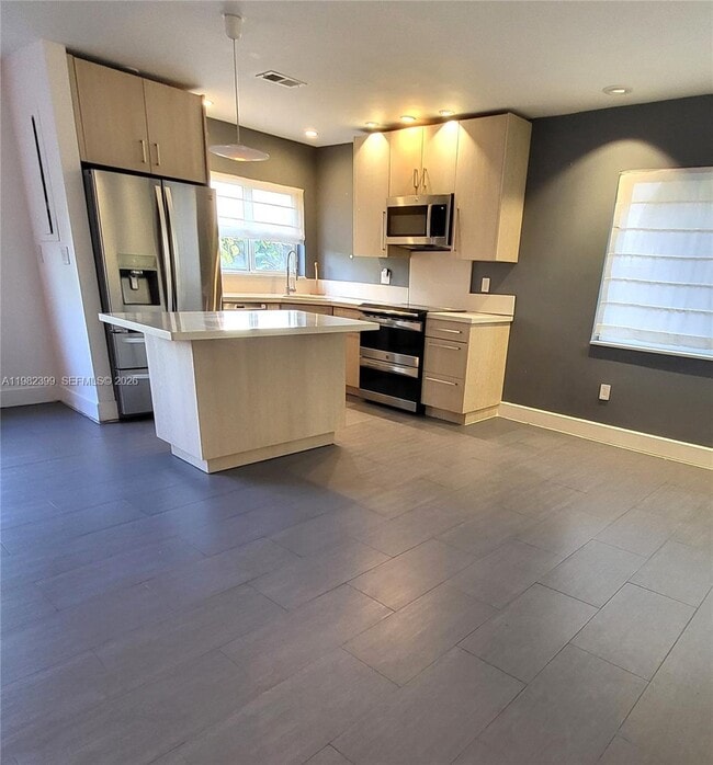 Building Photo - 13881 NE 2nd Ct