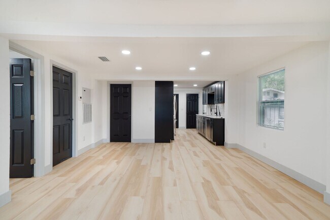 Building Photo - 3/2 Completely Renovated Modern Home in Pr...