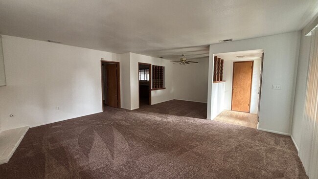 Foto del edificio - Central Hemet - Three Bedroom, Two Bathroo...