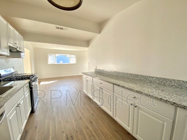 Foto del edificio - 1670 Glenrose Ave