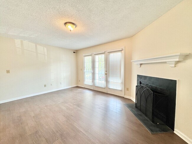 Foto del edificio - 7123-D W Friendly Ave