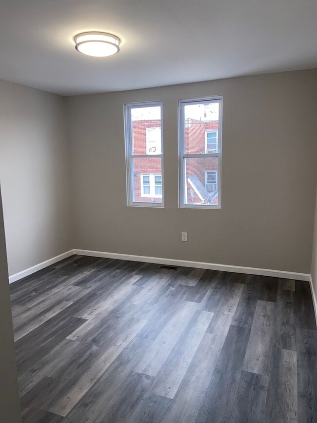 Building Photo - Stunning Home - Oak Lane