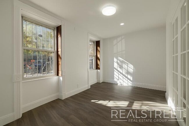 Foto del edificio - Charming Brownstone 2-Bed w/ Private Outdoor Space