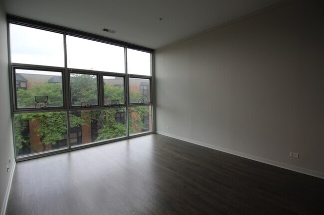 Building Photo - 1540 W Fullerton Ave