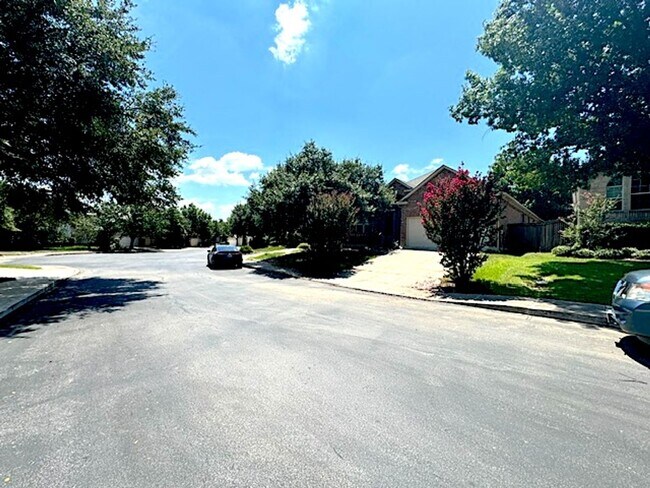 Foto del edificio - Ready For Move In! A Must See in Rogers Ranch - 4 Bedroom 2 Bath with Custom Features
