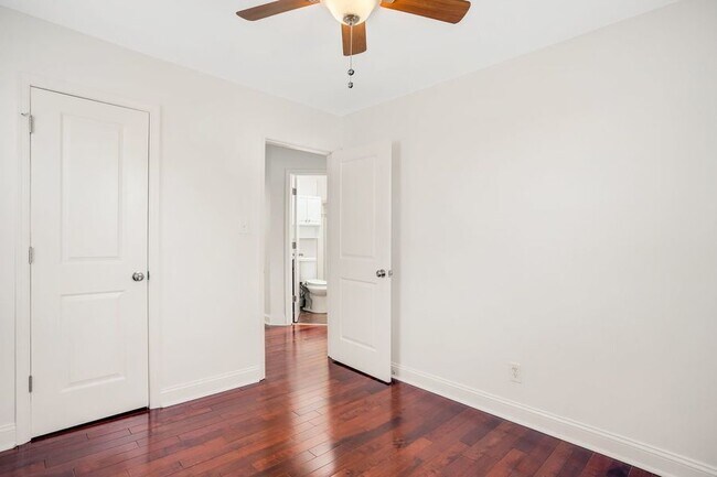 Building Photo - Contemporary Three-Bedroom in the Heart of...