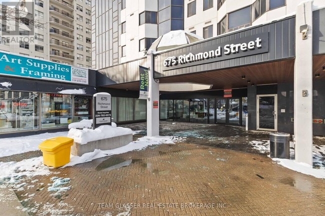 Photo du bâtiment - 675 RICHMOND St