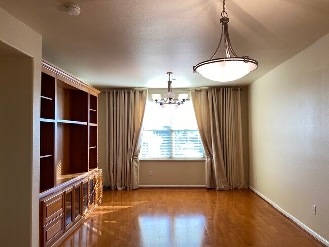 Living room - 20500 Town Center Ln