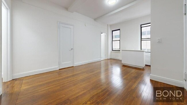 Building Photo - 140 E 46th St
