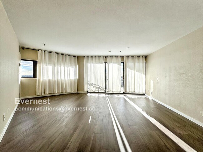 Foto del edificio - 100 Park Ave W