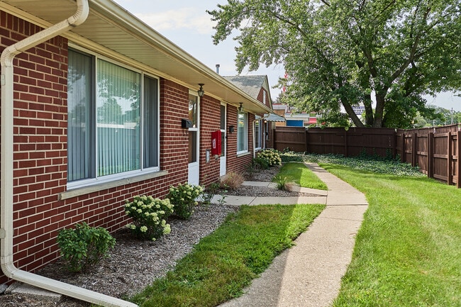 Building Photo - Royal Oak Crossings at Main
