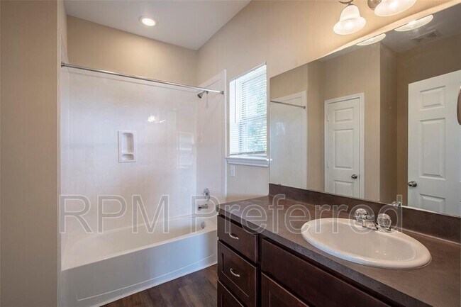 Foto del edificio - 8146 Cabot St