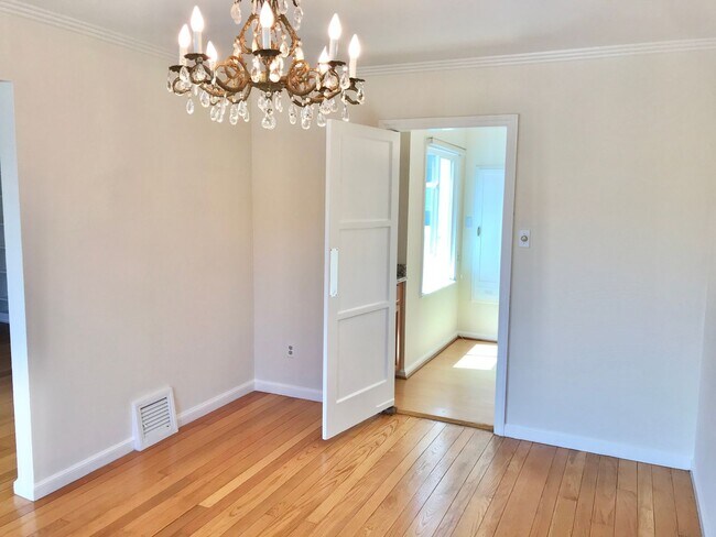 Building Photo - Light Filled, Remodeled 2Br/1Ba Miraloma H...