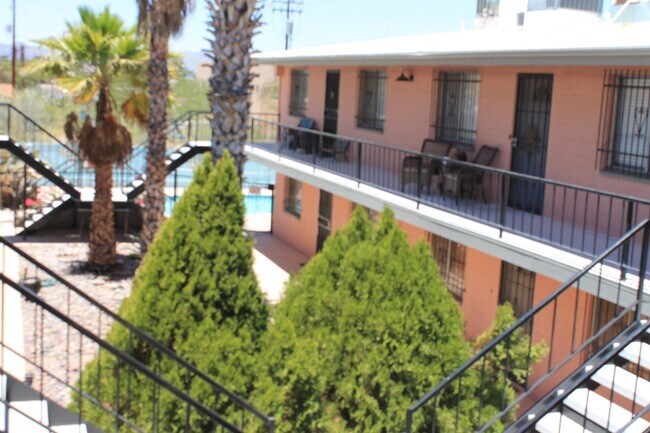 Foto del edificio - 1031 N Holly Ave