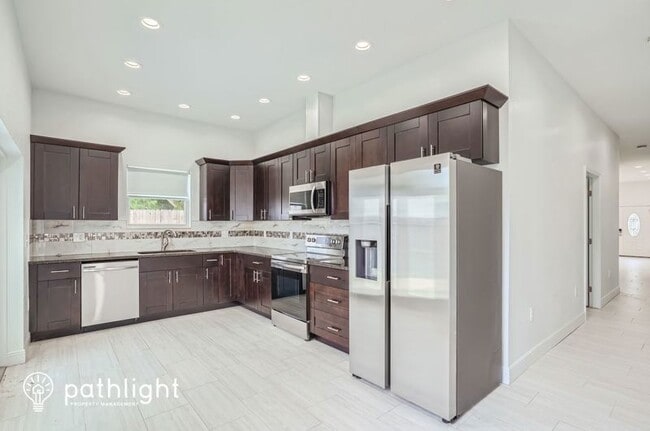 Building Photo - 4635 Sunnydale Ln N