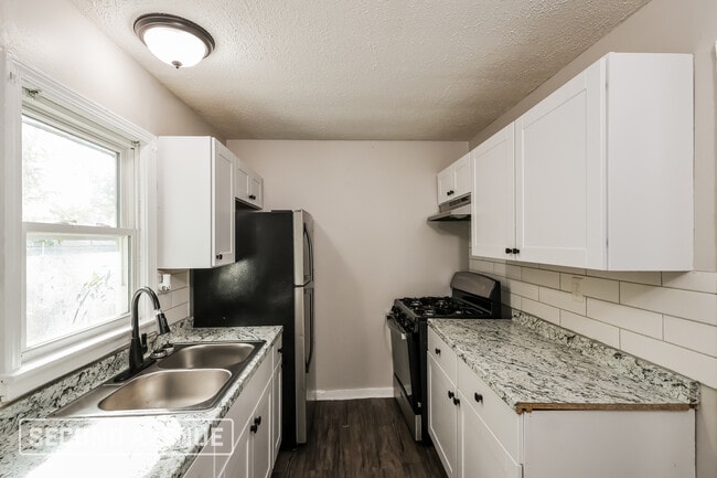 Building Photo - 459 S 41st St