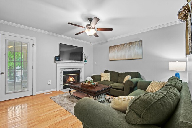 Foto del edificio - Charming 2-bedroom, 2.5-bathroom Townhouse...
