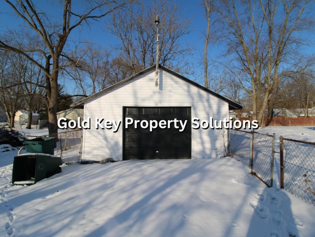 Foto del edificio - MUNCIE 3 BR 1 BA House with Garage and Covered Porch (SECTION 8 APPROVED)