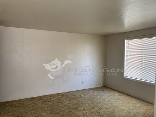 Building Photo - Country 3 bedroom/2 bathroom home