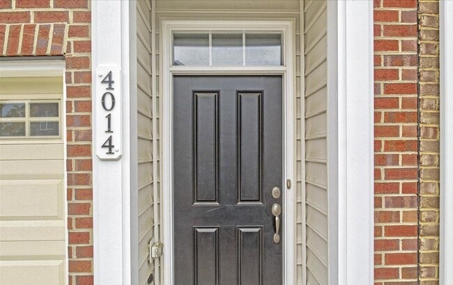 Building Photo - MAGNIFICENT 2,700 Sq Ft Three Bedroom 4 Ba...