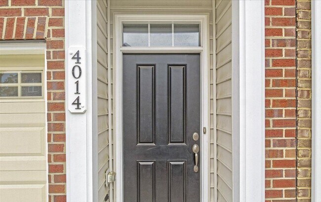 Foto del edificio - MAGNIFICENT 2,700 Sq Ft Three Bedroom 4 Ba...