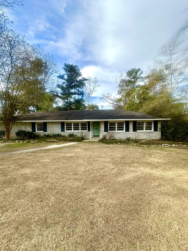 Building Photo - 2100 Park Ln