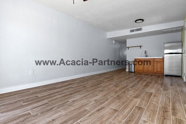 Foto del edificio - One Bedroom with fenced yard