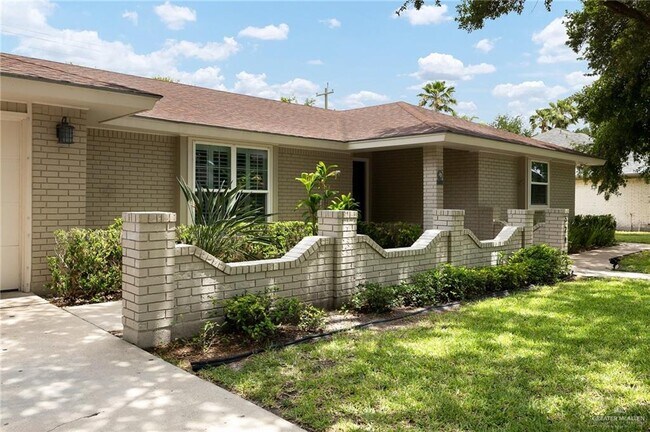 Building Photo - 15 Palm Valley Dr E