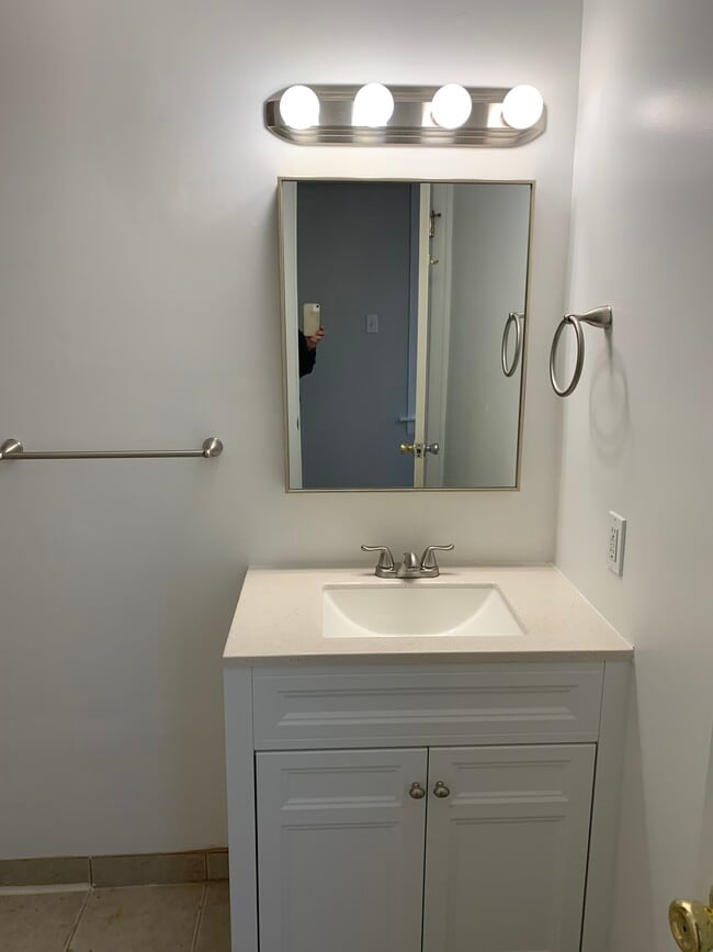 Building Photo - 325 Adrain St