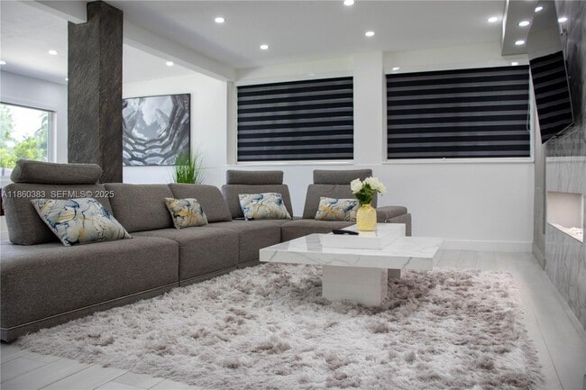 Building Photo - 295 NE 150th St