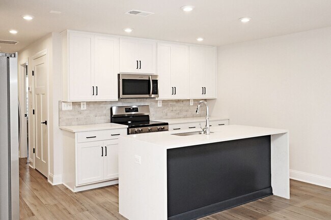 Foto del edificio - $1,000 Off 1st Month's Rent! Move-in Ready End-Unit Apartment in Crozet