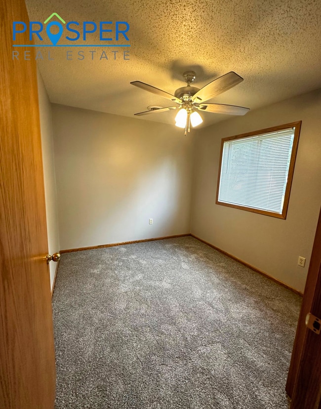 Building Photo - 856 Kari Dr