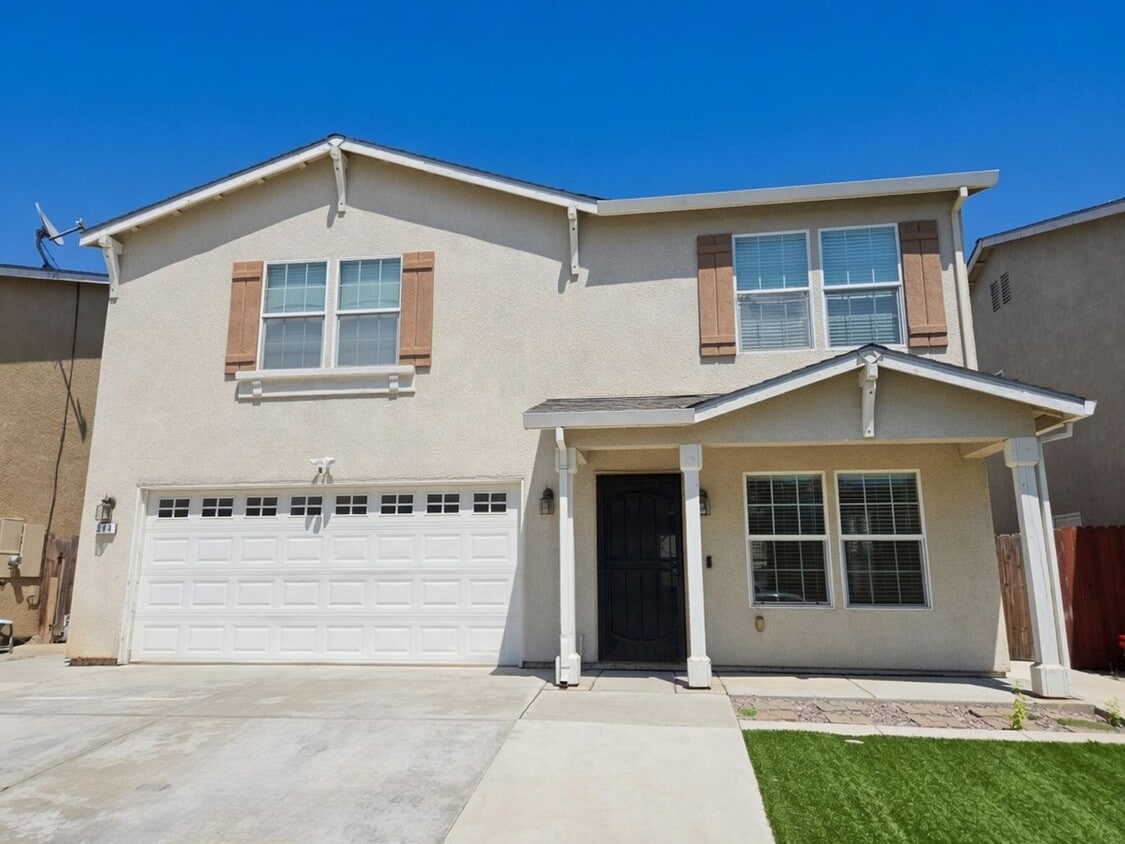 Spacious 4-Bedroom Home with Solar, Finished Garage, Large Pantry & Low-Maintenance Backyard in M... - Spacious 4-Bedroom Home with Solar, Finished Garage, Large Pantry & Low-Maintenance Backyard in M...