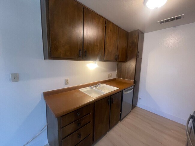 Foto del edificio - 1221 N Peach Ave
