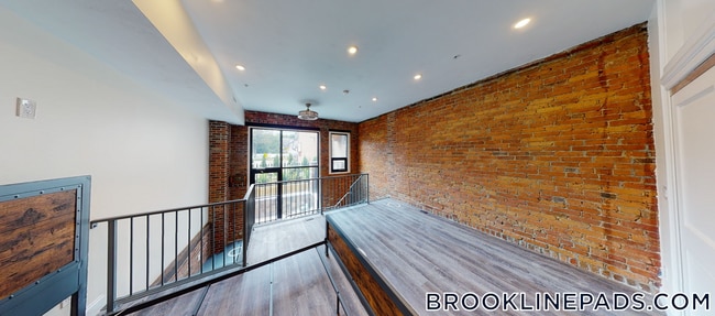 Building Photo - 1028a Commonwealth Ave