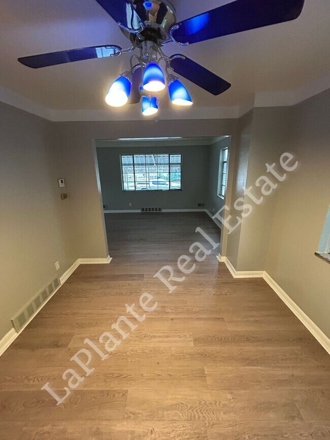 Foto del edificio - 1421 N Ravine Pkwy