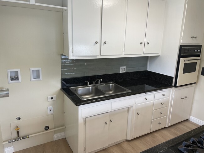 Electric oven, deep kitchen sink, washer/dryer hook-ups, new backsplash - 2912 Peppertree Ln