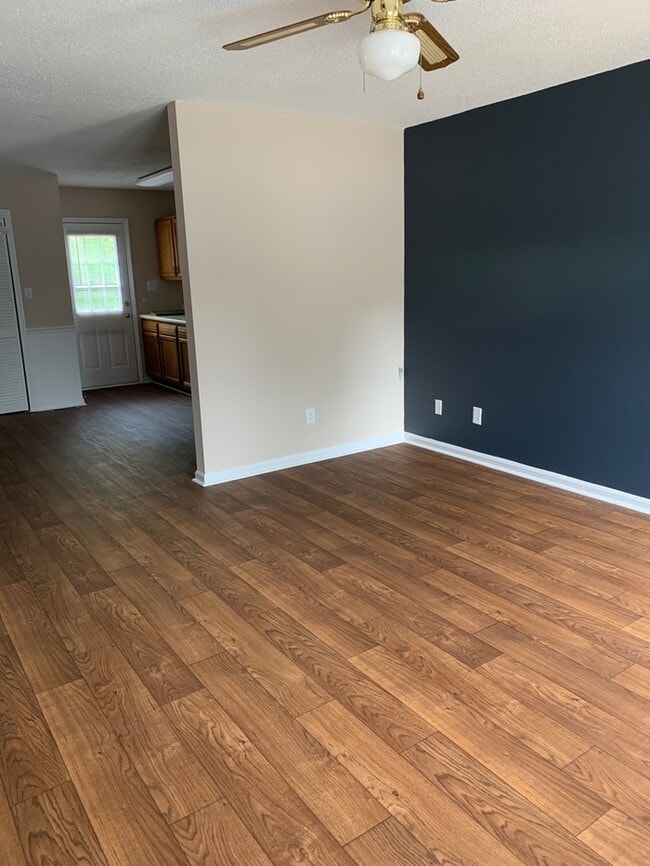 Building Photo - 2 bedroom 1.5 bath - Shelton Duplex $1195-...