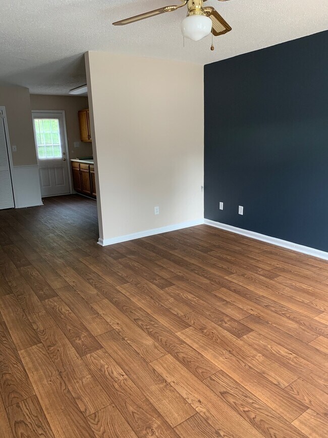 Foto del edificio - 2 bedroom 1.5 bath - Shelton Duplex $1195-...